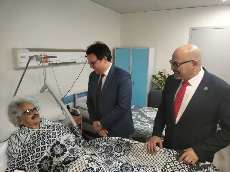 وزير الثقافة يزور الكاتب الكبير صنع الله إبراهيم بعد خضوعه لجراحة أمس ويطمئن قراءه ومحبيه على حالته الصحية