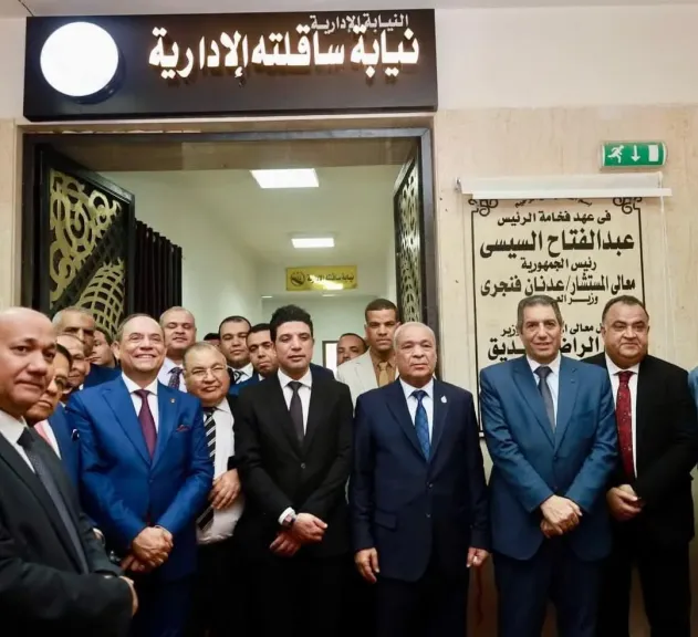 رئيس هيئة النيابة الإدارية يهدي درع الهيئة لنائب محافظ سوهاج خلال افتتاح مقر جديد بساقلتة