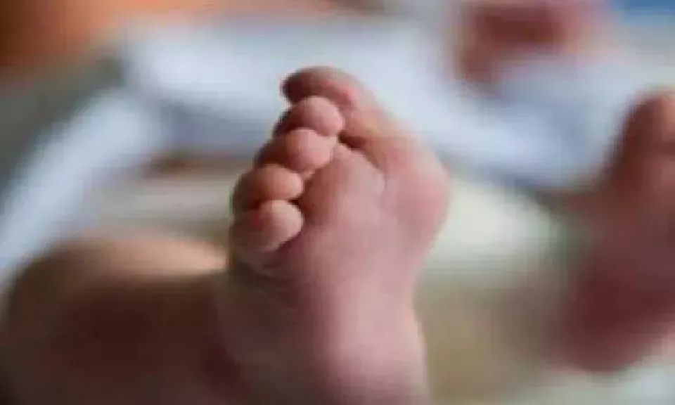 القبض على سيدة وضعت مولودها  داخل حمام محطة سكة حديد طنطا وفرت هاربة