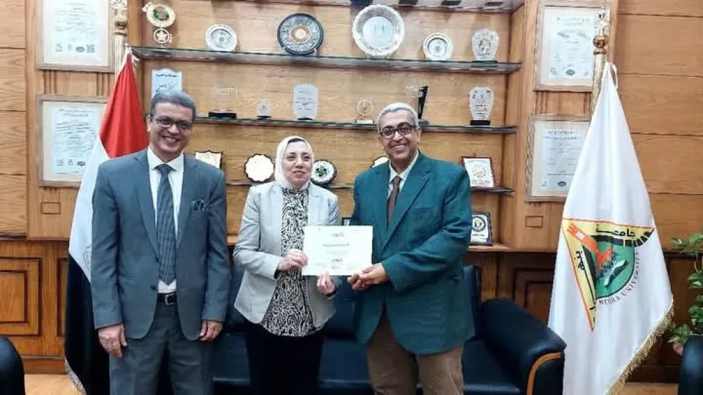 تكريم اللجنة المنظمة للمؤتمر السنوى الرابع للدراسات العليا للعلوم التطبيقية بجامعة بنها