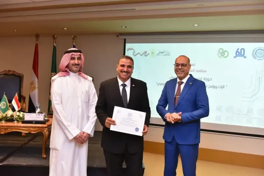 وزير العمل ومدير عام منظمة العمل العربية يُسلمان شهادات للمفتشين خريجي دورة تدريبية عن ” آليات وبرامج تشغيل الشباب في ظل التحول الرقمي”