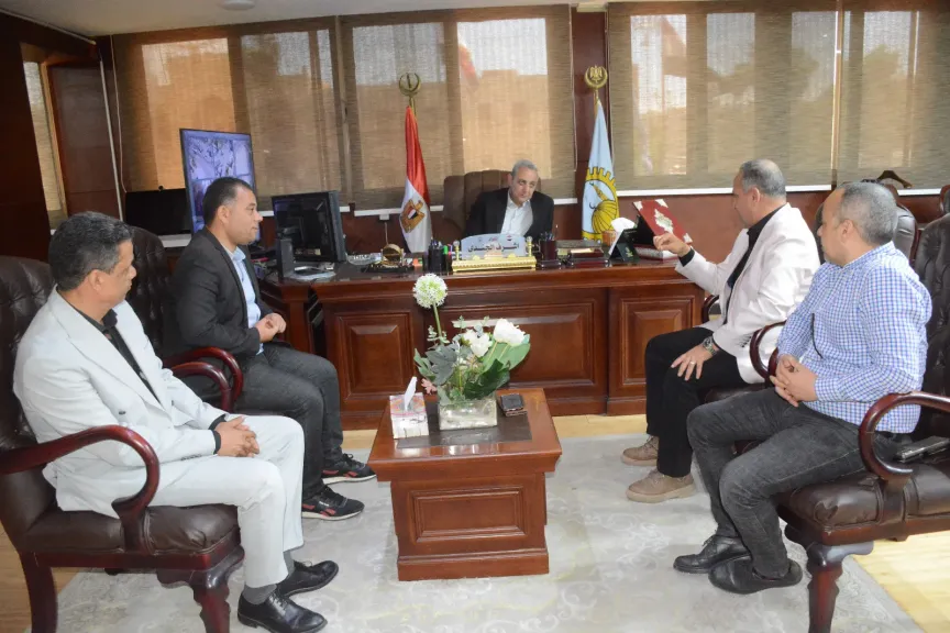 محافظ الغربية يجتمع بقيادات شركة المياه لمتابعة مشروع شارع الجلاء بالمحلة