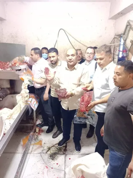 ضبط منشاة مخالفة لتصنيع السجق وبحوزتها 3 طن غير صالحة للاستهلاك الآدمى بكرداسة