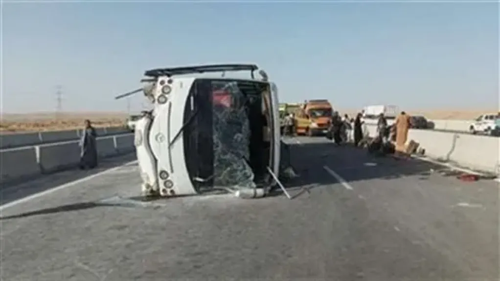 إصابة 7 أشخاص إثر انقلاب ميكروباص بالطريق الأوسطى