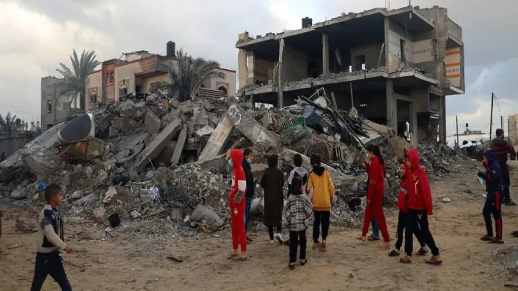 الاحتلال الإسرائيلي يصعد هجماته البرية في غزة ويجبر الآلاف على النزوح