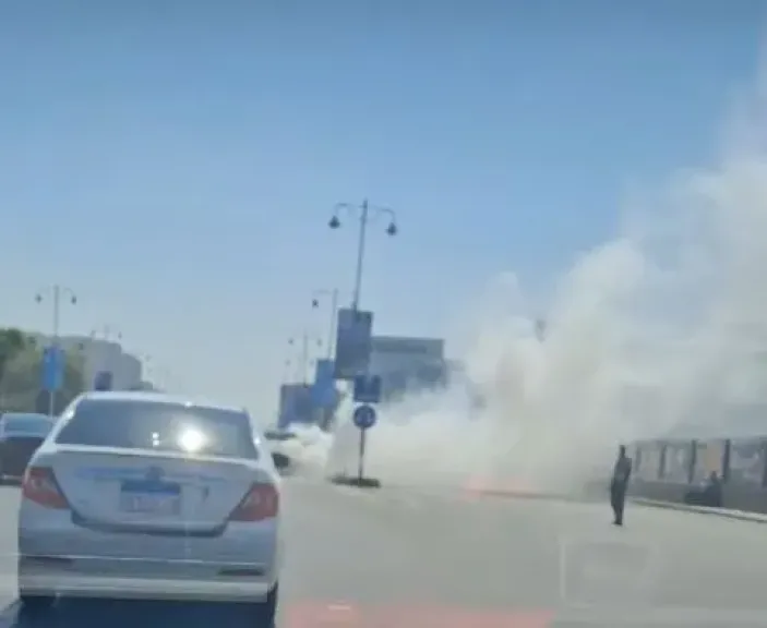 السيطرة على حريق اندلع في سيارة بالنزهة