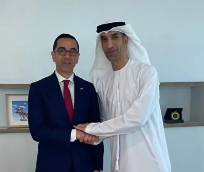 وزير الاستثمار والتجارة الخارجية يلتقي نظيره الإماراتي