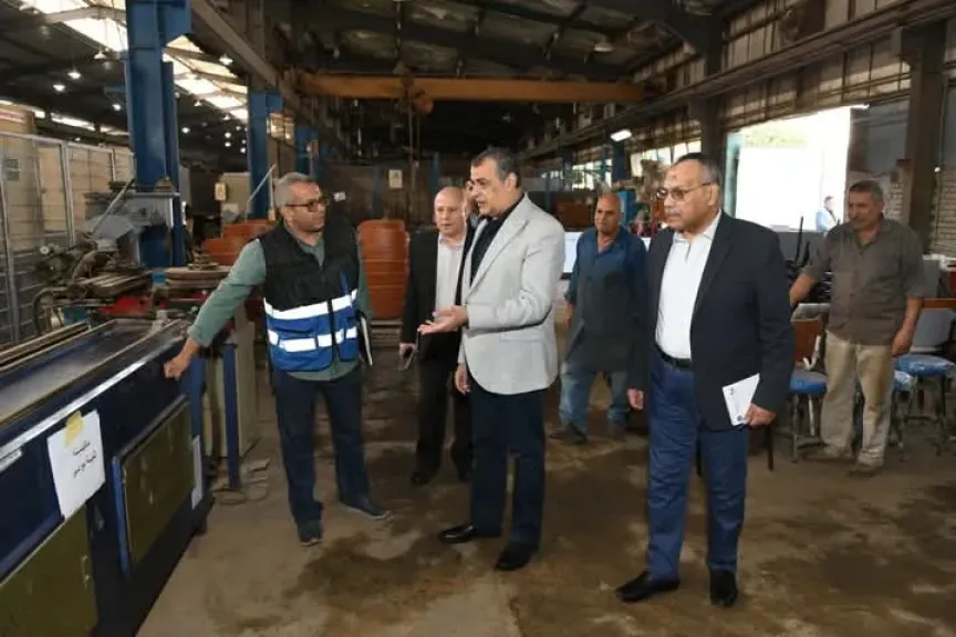 وزير الدولة للإنتاج الحربي يفاجيء شركة حلوان لمحركات الديزل (مصنع 909 الحربي)