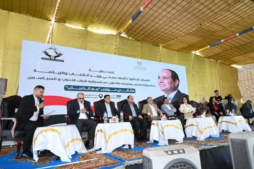 وزير الشباب والرياضة ومحافظ الإسماعيلية يشهدان جلسة حوارية مع شباب عدد من المحافظات