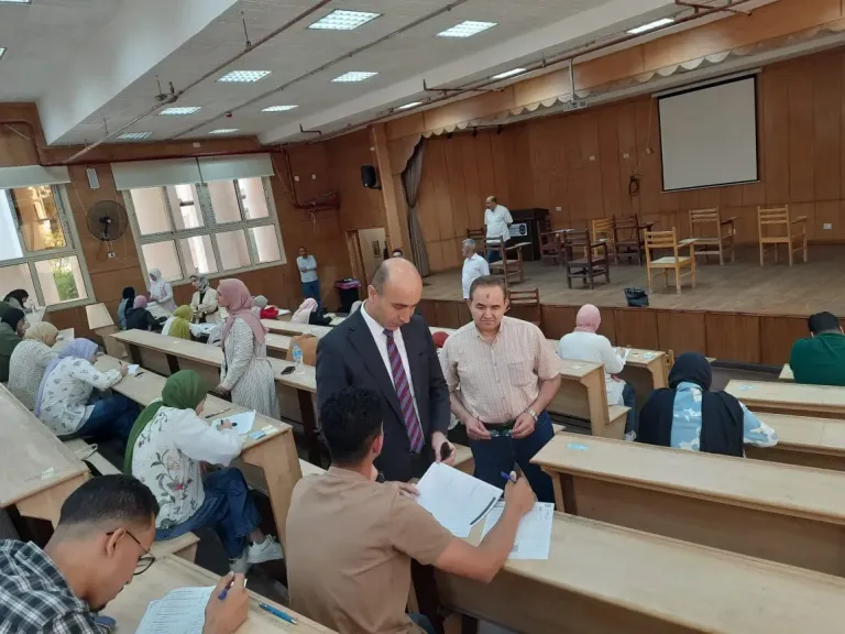 رئيس جامعة دمنهور يجري جولة ميدانية لتفقد سير الامتحانات بكليات الجامعة
