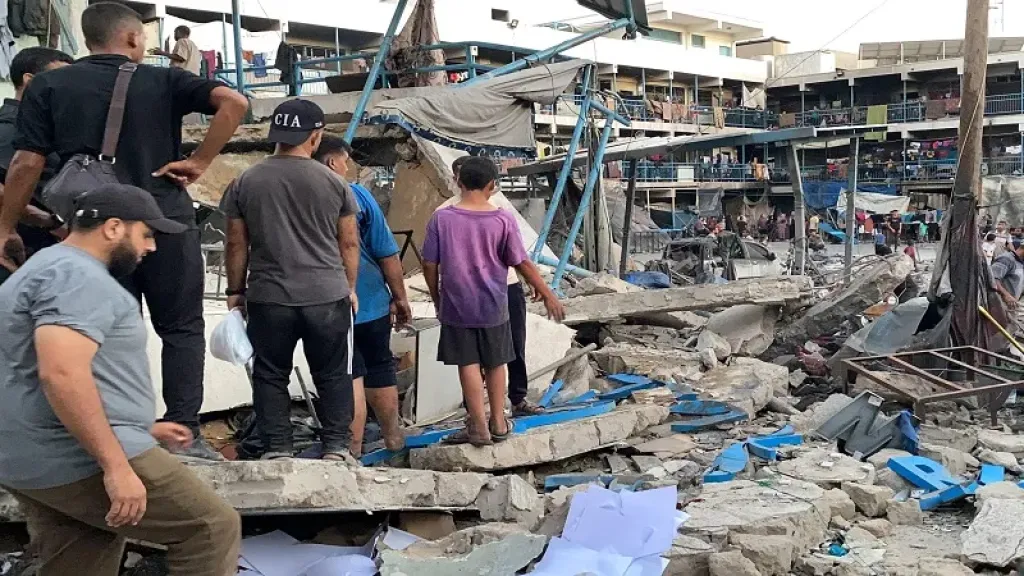 مجزرة جديدة في غزة .. استهداف مدرسة يودي بحياة 30 شهيدًا بينهم أطفال ونساء