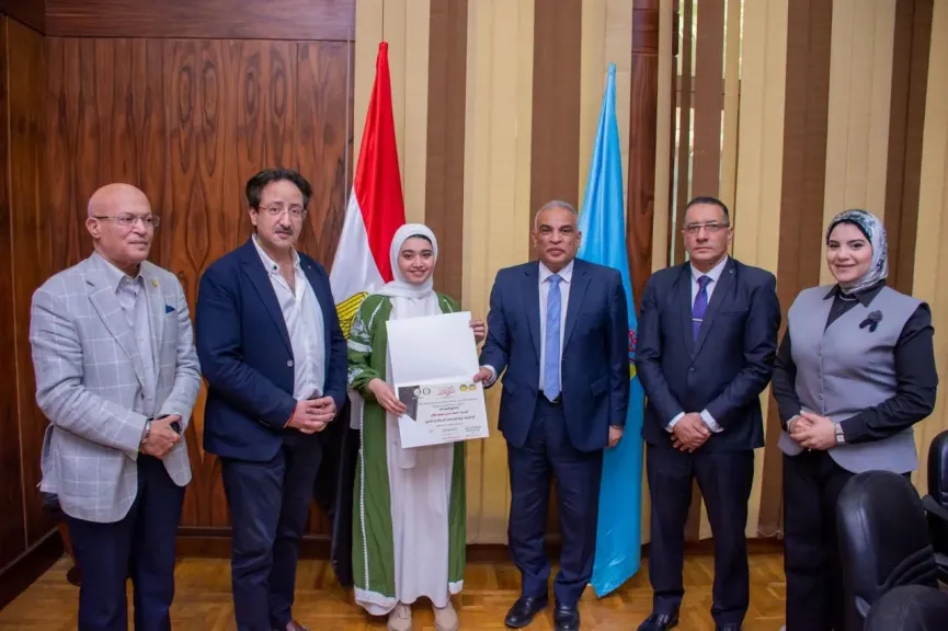 رئيس جامعة طنطا يكرم المتدربات المشاركات في الدورة المجانية لتعليم الحياكة والتطريز