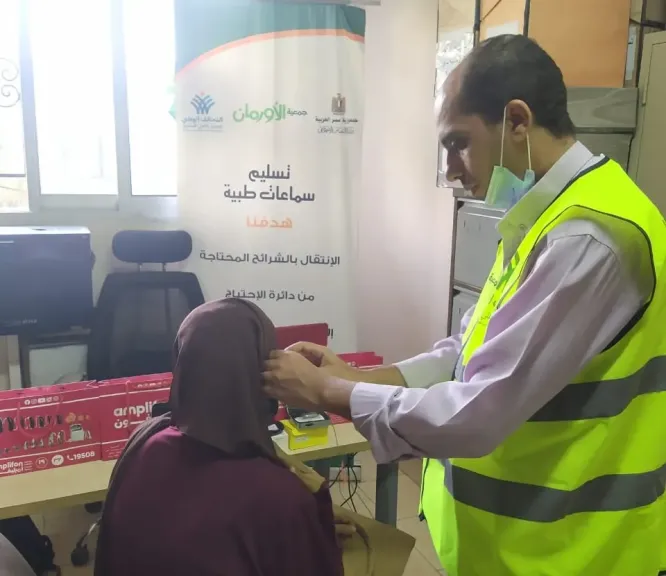 تسليم 43 جهازًا تعويضيًا وسماعة طبية لذوي الهمم