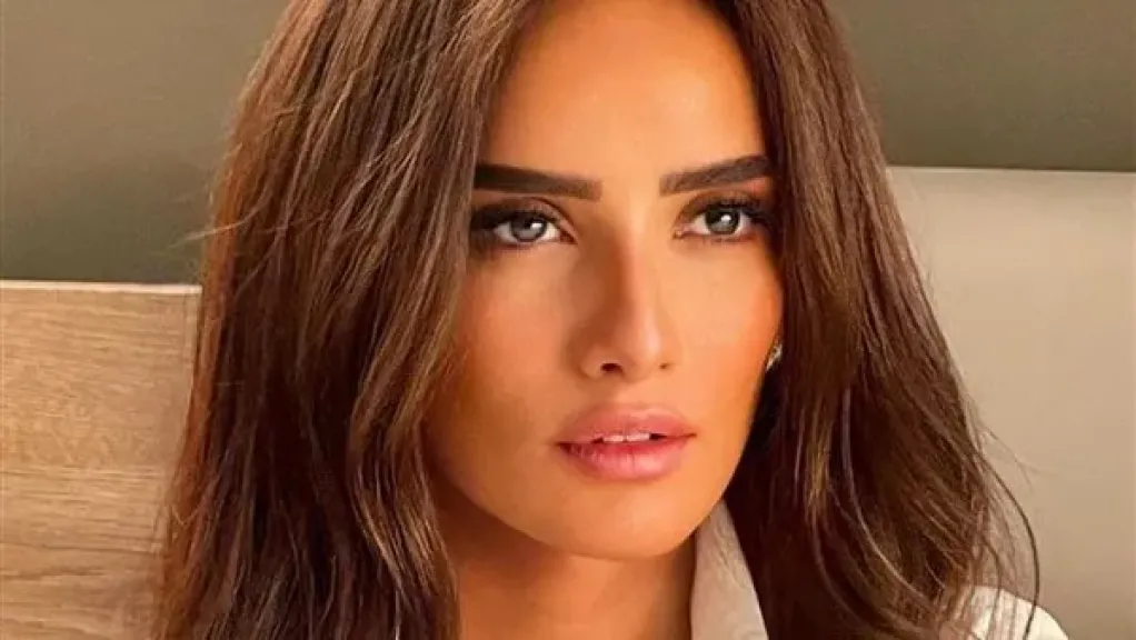 الفنانة زينة تصل إلى النيابة للاستماع لأقوالها في تعرض طفليها لهجوم كلب