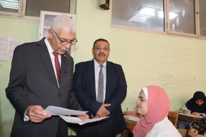 رئيس جامعة المنوفية يتفقد سير أعمال إمتحانات الفصل الدراسى الثاني بكلية الآداب