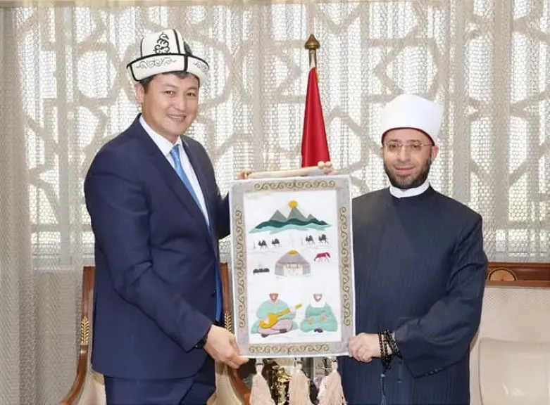 وزير الأوقاف يستقبل السفير فوق العادة القيرغيزي لبحث تعزيز التعاون المشترك