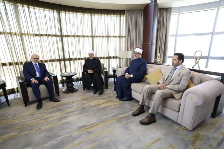 شيخ الأزهر يستقبل رئيس الوزراء اللبناني على هامش قمة الإعلام العربي بدبي