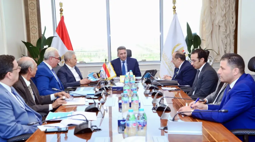 اجتماع عاجل لنائب وزير التموين مع رئيس المصرية للحوم والدواجن والتوريدات الغذائية