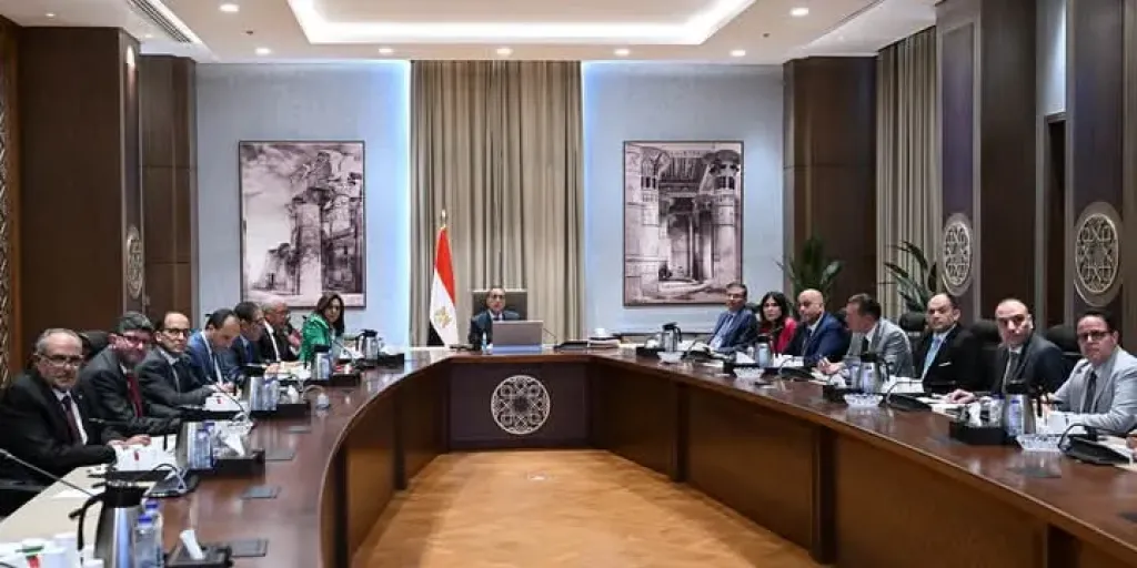 رئيس الوزراء يتابع جهود توطين صناعة الحرير في مصر
