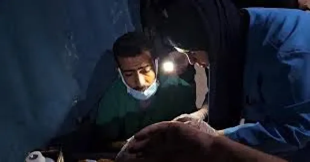 طبيبة بريطانية متطوعة في مستشفيات غزة: عمليات دون تخدير وخسائر بين الطواقم الطبية