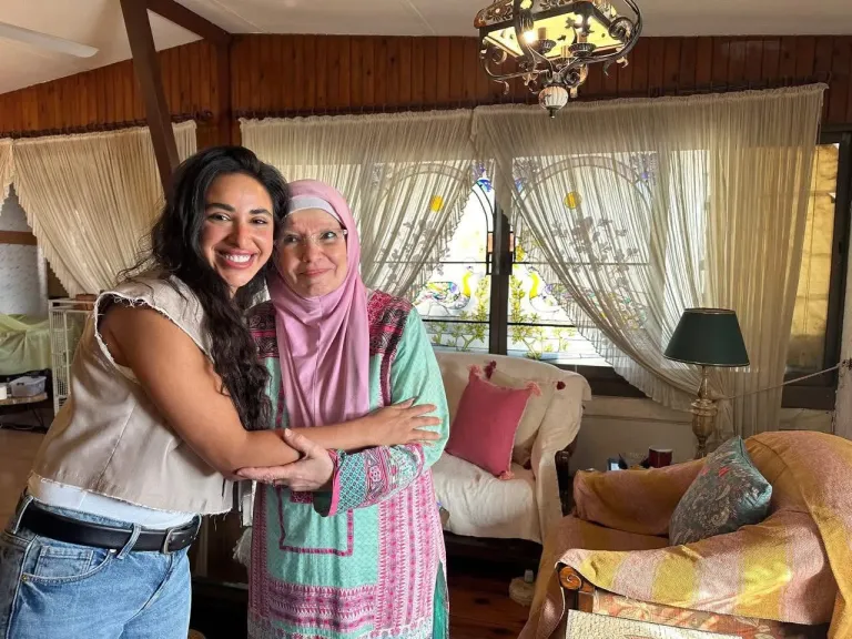 شاهد| آية سماحة تزور الفنانة مشيرة إسماعيل في منزلها وتعتذر لها