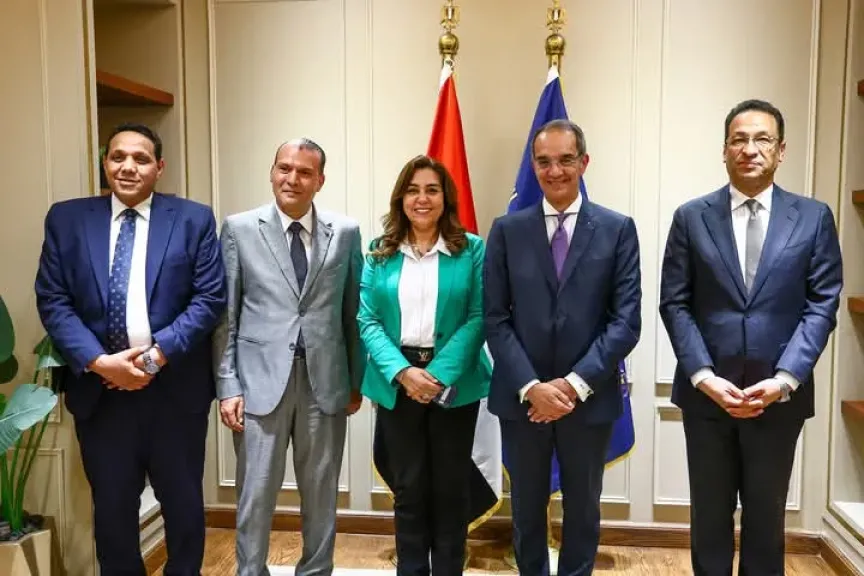 وزيرا الاتصالات وتكنولوجيا المعلومات والتنمية المحلية يشهدان توقيع اتفاق لتوفير الأجهزة التكنولوجية لتشغيل مجمعات الخدمات الحكومية بقرى ”حياة كريمة”