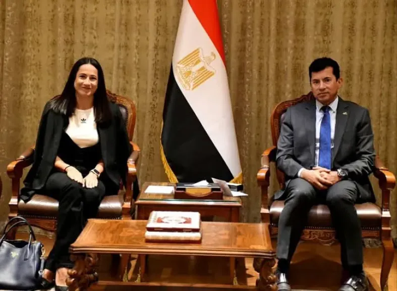 وزير الشباب والرياضة يبحث مع مسؤولي شركة ”أديداس” سبل التعاون المشترك