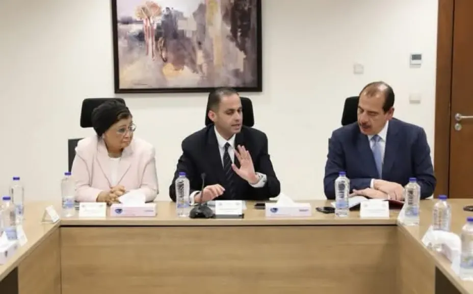 نائب وزير الصحة والسكان يعقد اجتماعاً مع لجنة تقييم الأداء الخاصة بمديري ووكلاء مديريات الشؤون الصحية