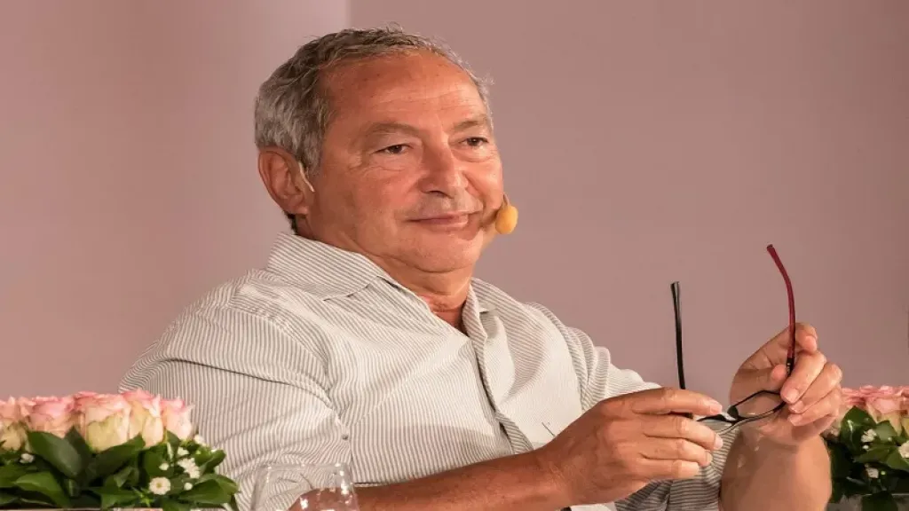 ساويرس: ”فلوسي في جيبي... ومحدش يقررلي أحطها في!”