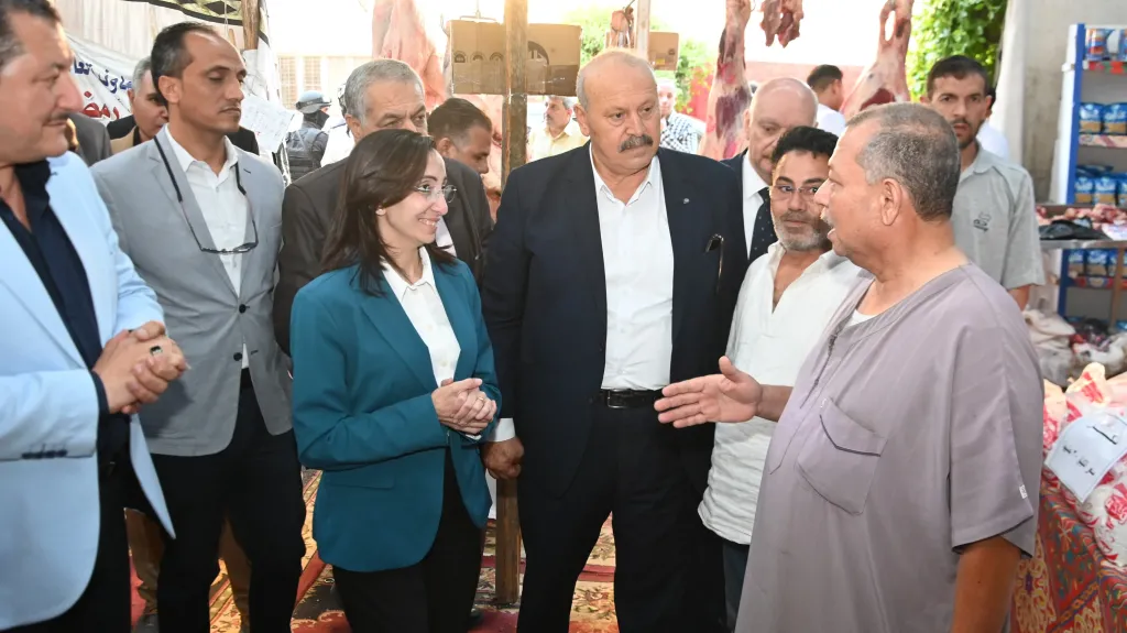 محافظ البحيرة تفتتح شادرًا للحوم البلدية وتتفقد المنفذ الثابت لحياة كريمة