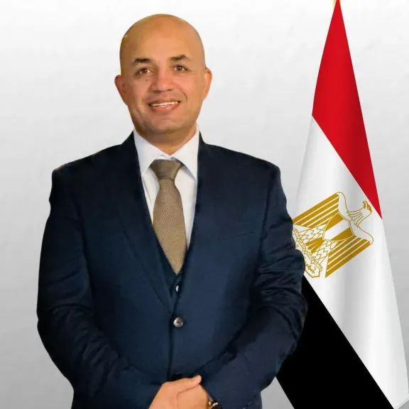 رئيس اتحاد شمال إفريقيا يهدي التنمية الشبابية ببني سويف ملابس وأدوات تدريب