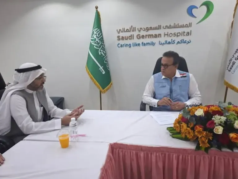 وزير الصحة والسكان يعقد اجتماعا مع رئيس بعثة الحج الطبية فور وصوله الأراضي المقدسة