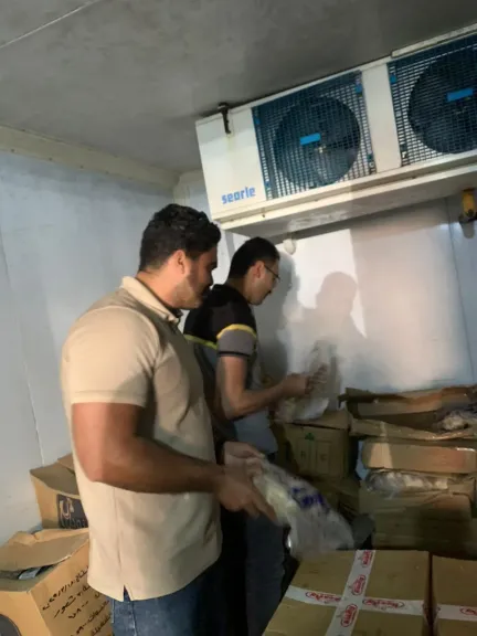 ضبط طن ونصف لحوم فاسدة و20 ألف عبوة “شيبسي” منتهية الصلاحية بالغربية..صور