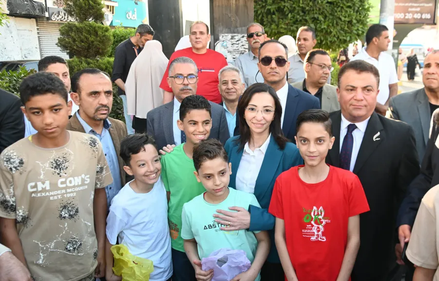 محافظ البحيرة تلتقي بجموع المصلين وتقدم التهنئة والهدايا للأطفال لمشاركتهم فرحة العيد