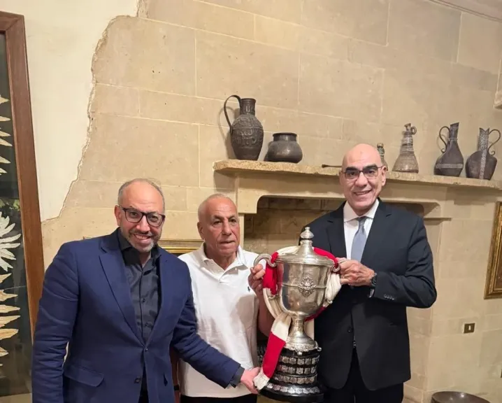 نائب مجلس إدارة نادى الزمالك وأمين الصندوق يزورون الكابتن حسين لبيب لتقديم التهنئة بلقب كأس مصر