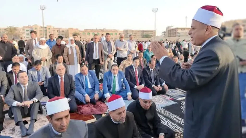 الآلاف من أهالي المحافظة يؤدون صلاة عيد الأضحى المبارك بساحة سيتى كلوب بعاصمة المحافظة