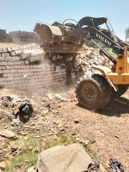 الجيزة تزيل تعديات علي الأراضي الزراعية ومخالفات بناء بالعياط وأطفيح