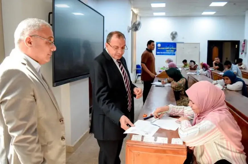 رئيس جامعة بني سويف يتفقد سير امتحانات الفصل الدراسي الثاني بكلية الآداب وعلوم الأرض