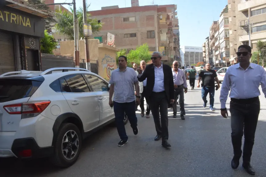 قبل انطلاق ماراثون الثانوية.. محافظ الغربية يفاجئ محيط المدارس ويوجه برفع الإشغالات