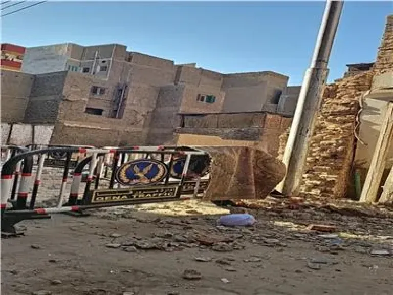 كارثة أثرية في قنا: حفرة غامضة تُجبر السكان على إخلاء 5 منازل بالسوق الفوقاني