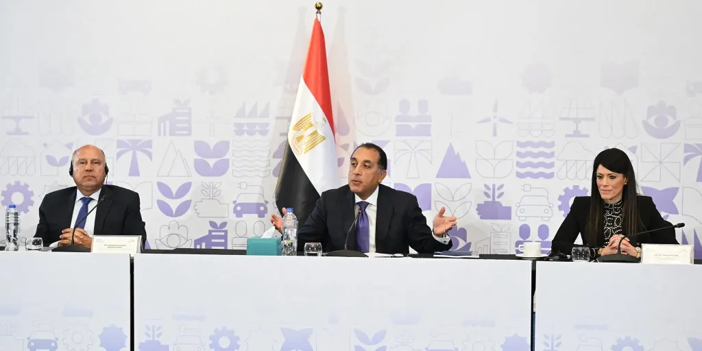 رئيس الوزراء يترأس مائدة مستديرة بعنوان ”الإصلاحات الهيكلية لتعزيز تنافسية القطاع الخاص”