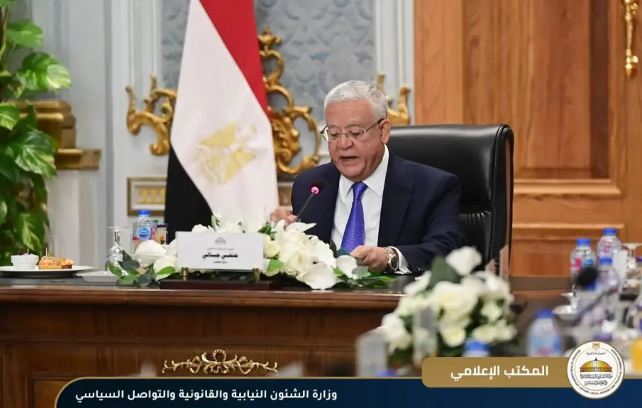 رئيس مجلس النواب يقدم الشكر لوزير الشؤون النيابية والقانونية على حضوره الدائم وتفاعله ودعمه لرؤية المجلس في العديد من المواقف