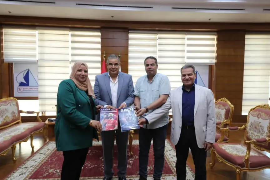 رئيس جامعة كفر الشيخ يتسلم نسخ من المشروعات التدريبية لشعبة الصحافة بقسم الإعلام كلية الآداب بالجامعة