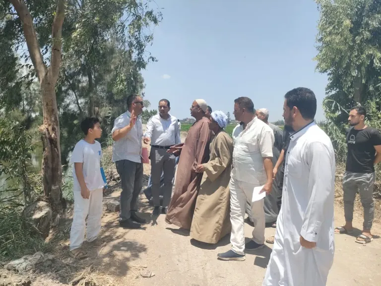 رئيس المدينة يستمع لمطالب أهالي قرية الطويلة بشأن رصف طريق المقابر