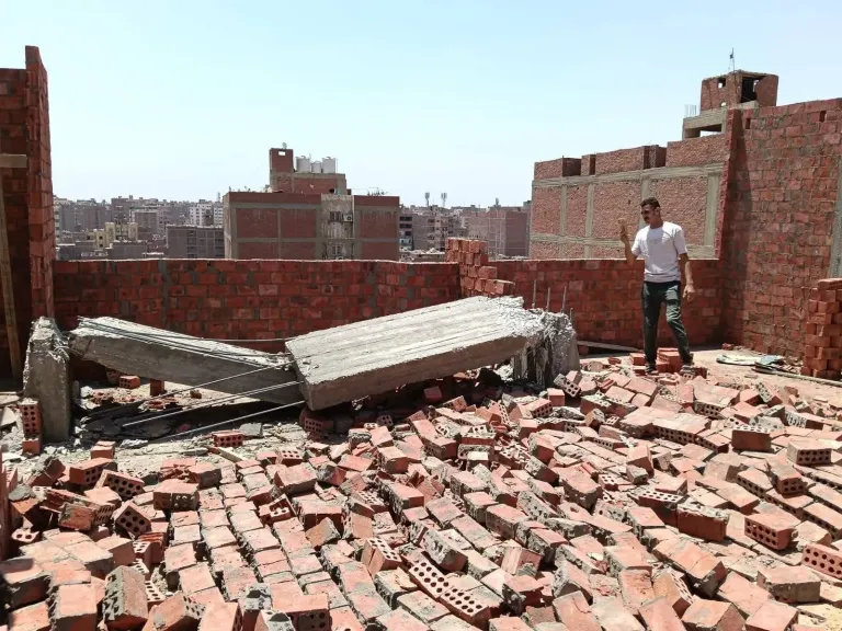 الجيزة تضرب بيد من حديد.. إزالة 3 أدوار مخالفة بعقارات في حي الهرم