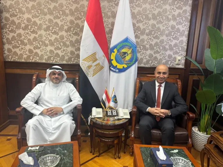 لتعزيز سبل التعاون المشترك  رئيس جامعة دمنهور يستقبل رئيس المكتب الثقافي بسفارة الكويت بالقاهرة