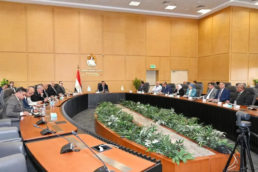 وزير الإسكان يعقد اجتماعًا للجنة التنسيقية العليا ويوجه رؤساء المدن الجديدة بالعمل على إجراءات ترشيد استهلاك الطاقة والمياه