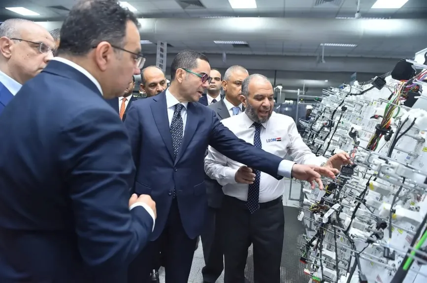 وزير الاستثمار والتجارة الخارجية يقوم بجولة تفقدية بعدد من الشركات بالمنطقة الحرة بمدينة نصر