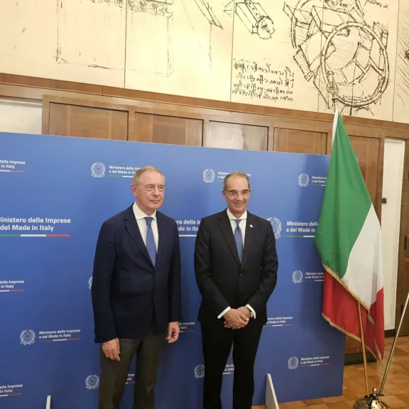 وزير الاتصالات يبحث مع وزير الأعمال والصناعة الإيطالي تعزيز التعاون في مجال الذكاء الاصطناعي