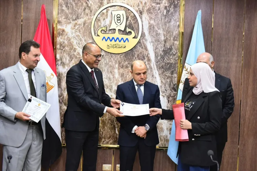 وزير العمل ومحافظ كفر الشيخ  يسلّمان  عقود عمل لذوي همم .. وشهادات لأوائل خريجي دورات تدريب مهني